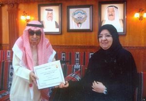 فاطمة العوضي تقدم شهادة تقدير الى عبدالرحمن المزروعي﻿
