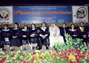 الشيخ فيصل الحمود مع ادارة المدرسة
