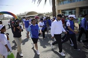 الوزير دالعبيدي متقدما المشاركين في الماراثون محمد ماهر
