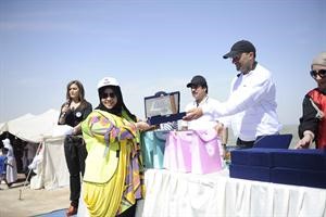 د علي العبيدي يسلم الفائزة جائزتها