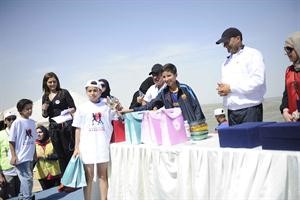  ونجل الوزير يسلم الاطفال الفائزين جوائزهم