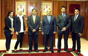 دمحمد المقاطع مع الطلبة الكويتيين المشاركين في المسابقة