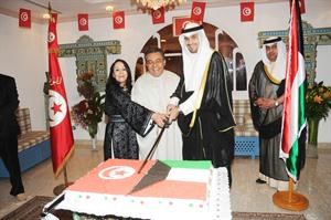 الوزير انس الصالح يشارك السفير التونسي وحرمه قطع كيكة الاحتفال 	انور الكندري﻿