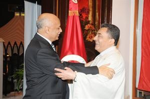 السفير المصري مهنئا السفير التونسي﻿