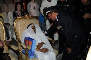 اللواء المنصوري مكرما والد احد شهداء الاطفاء﻿