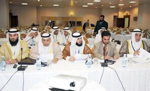 د عادل الدمخي ومحمد الخليفة وعلام الكندري خلال الاجتماع﻿
