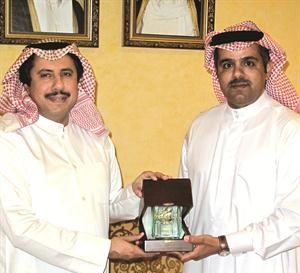 الشيخ عزام الصباح يقدم درعا تكريمية الى الشيخ حمد بن محمد