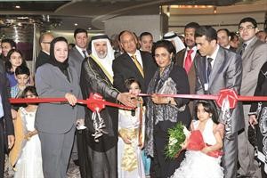 السفير المصري والشيخة فريحة الاحمد وسفير مملكة البحرين ودمنى بسطاوي يفتتحون المعرض الاول للجالية المصرية للفن التشكيلي	متين غوزال﻿