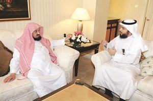 عبدالله بن سليمان المنيع متحدثا للزميل ضاري المطيري