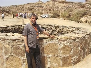 الزميل عاطف عيسى عند احدى ابار حمى	علي السويد﻿