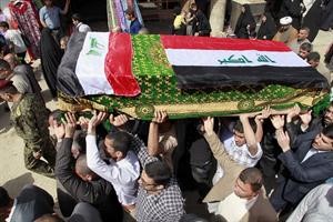 مشيعون يحملون جثمان شيماء العوادي التي قتلت في كالفورنيا اپ