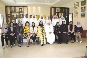 الشيخة دسعاد الصباح مستقبلة عبدالرسول سلمان وعددا من الفنانين التشكيليين﻿