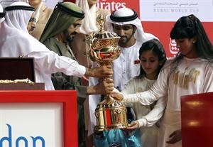 مالك الجواد الفائز الشيخ محمد بن راشد سعيد بالكاس مع اسرته