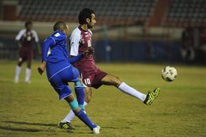 فيصل العدواني في كرة مشتركة مع لاعب الخور في مباراة الذهاب 	هاني الشمري﻿