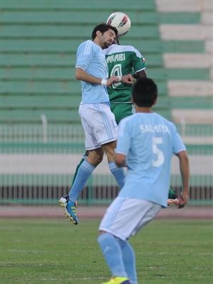 احمد حواس في كرة مشتركة مع لاعب العربي	هاني الشمري﻿