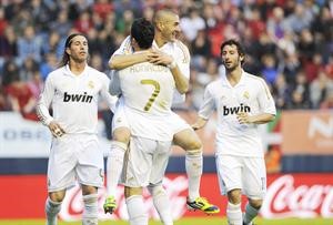 كريم بنزيمة يحتفل مع زميله كريستيانو رونالدو بالهدف الاول لريال مدريد في مرمى اوساسونا 	افپ﻿