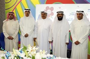 هادي الخرفشي مع المشاركين في المؤتمر الصحافي
