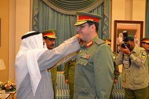 الشيخ مشعل الاحمد يقلد العميد مخالد سليمان السعدون رتبته