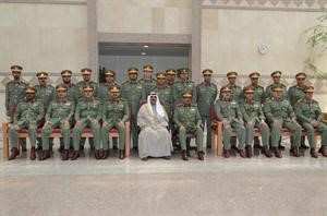 الشيخ مشعل الاحمد متوسطا الضباط المرقين