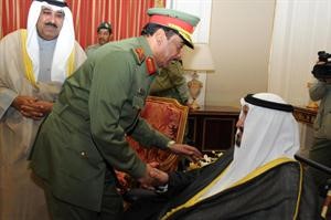 سمو الشيخ سالم العلي مصافحا الفريق ناصر الدعي