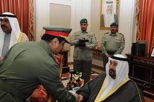 العميد الركن خالد سعود مصافحا سمو الشيخ سالم العلي