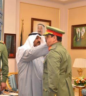 الشيخ مشعل الاحمد يقلد اللواء الركن مهاشم عبدالرزاق رتبته