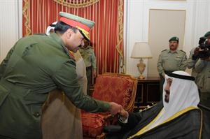 اللواء الركن زايد ناصر مصافحا سمو الشيخ سالم العلي