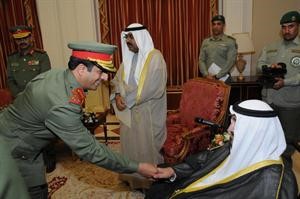 العميد الركن نادر شيهان حجيل مصافحا سمو الشيخ سالم العلي