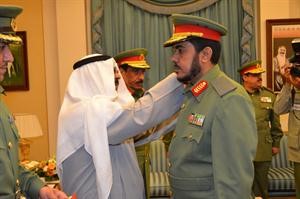 الشيخ مشعل الاحمد يقلد العميد الركن خالد حمد صالح رتبته