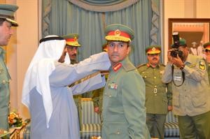 الشيخ مشعل الاحمد يقلد العميد جمال محمد ذياب رتبته