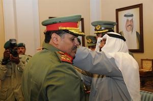 الشيخ مشعل الاحمد يقلد العميد الركن مشهور جليعب رتبته