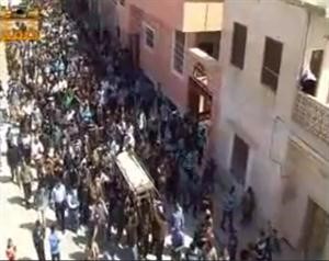 متظاهرون يشيعون احد القتلى في الضمير في ريف دمشق﻿