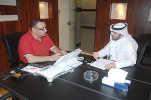 جاسم الحمر متحدثا الى الزميل اسامة دياب	حسن حسيني﻿