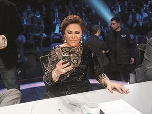 احلام مشغولة بـتويتر