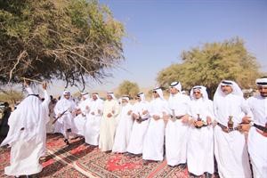 رجال ثار يؤدون التحية للضيوف علي السويد