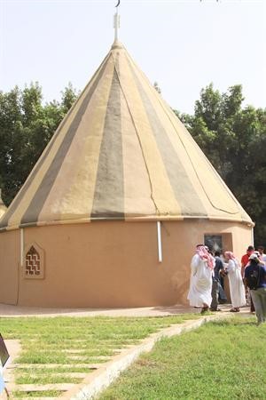 العشة التي استقبل فيها الجبلي ضيوفه من اعلاميي القافلة