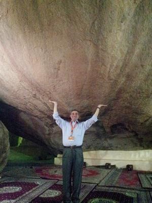 الزميل عاطف عيسى يحمل الصخرة على يديه