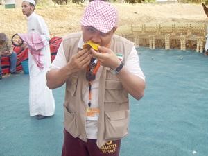 الزميل طلال الهيفي يلتهم قطعة من مانجو اقدم حديقة في جازان