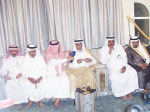 شيخ شيوخ قبيلة يام الشيخ صمعان متحدثا للقافلة
