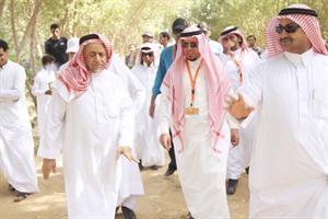العم الجبلي يجول بالقافلة في مدينته السياحية