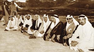 الصورة في الهند في الخمسينيات من اليمين عزت جعفر والشيخ عبدالله الجابر والشيخ عبدالله السالم والشيخ عبدالله الخليفة والحاج عبدالاله القناعي والشيخ جابر الاحمد والشيخ صباح الاحمد وحمد سلطان العيسى القناعي والحاج محمد العتيبي وحربي والحاج لقمان والد ا