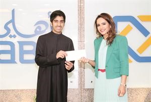سحر الذربان تكرم احد المشاركين في معرض العام الماضي
