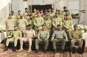 العميد محمد الفرحان متوسطا الضباط المشاركين في الدورة

