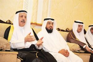 فلاح بن جامع متحدثا وبجانبه صاحب الدعوة فواز المطرقة