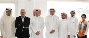 مسلمان البدران يتوسط موظفي الفرع الجديد
