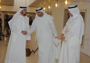 الشيخ محمد العبدالله مصافحا بدر الداهوم بحضور وكيل وزارة الاعلام