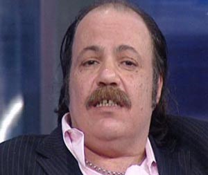 زكريا يهاجم عيد لاستعانته بتصريحه عن التحرش في أفلامه