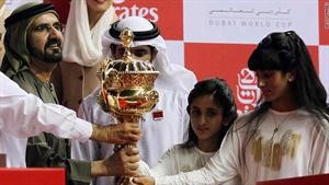 الشيخ محمد بن راشد لحظة تسليم الكاس