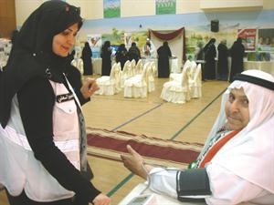 عبير العلي تفحص احد كبار السن
