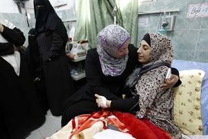 زائرات فلسطينيات يعدن الاسيرة هناء شلبي	في مستشفى غزة امس 	افپ﻿
